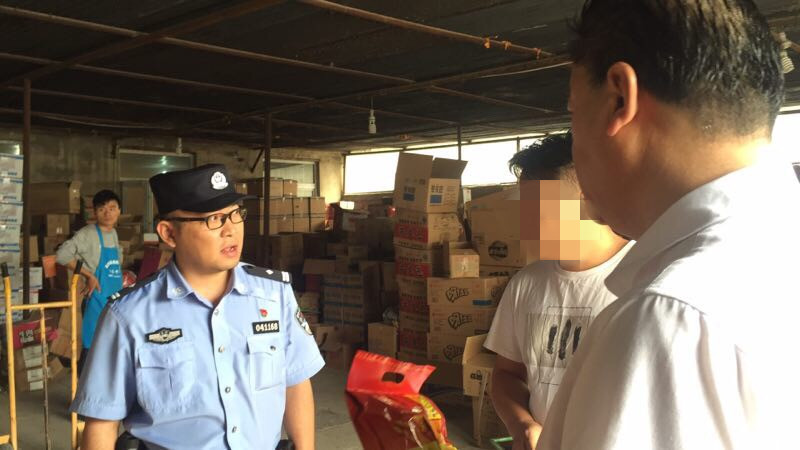 1547562276868656.jpg 民警对食品企业库房进行检查_副本.jpg