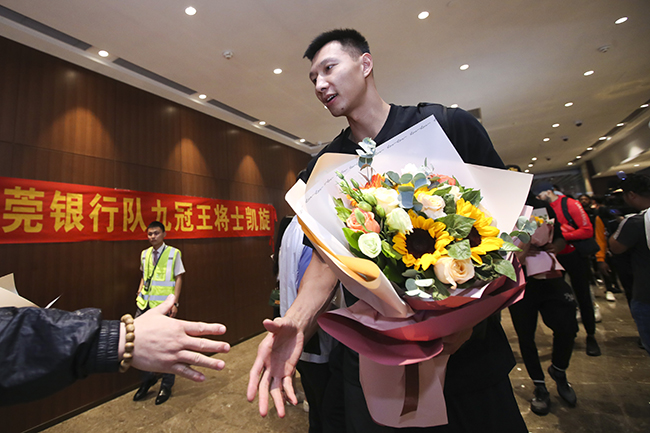 易建联称九冠对个人意义重大 赴美治脚后国家队报到
