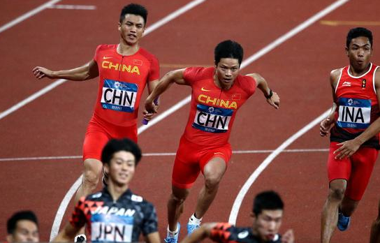 接力世锦赛苏炳添率中国4×100进决赛 女队犯规