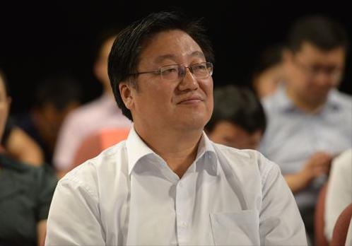 内蒙古电视台新闻部记者,2010年9月履任内蒙古电视台台长,2014年1月任