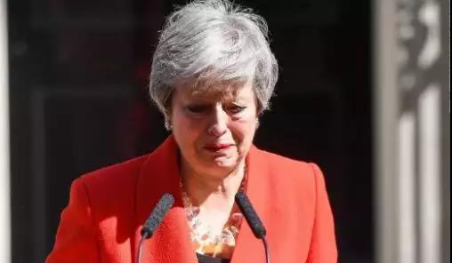 三年前临危受命，她在“宫斗戏”中落败