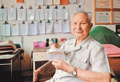 89岁的“爱心爷爷”肖光盛：28年如一日助困助学