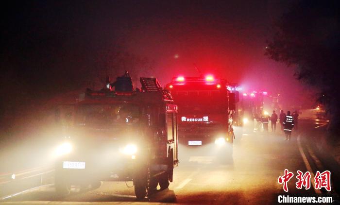 大批救援人员和车辆抵达现场灭火。　吴从昊 摄