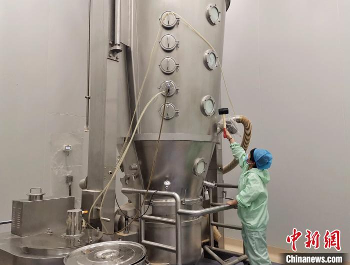 山东省中医院制剂中心在疫情防控期间，配制中药制剂。　赵晓 摄