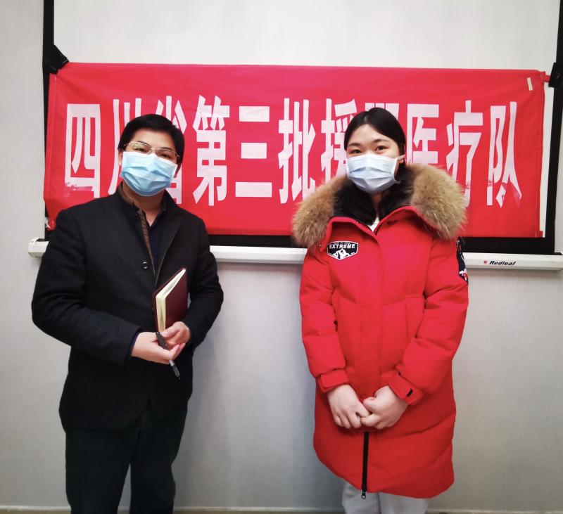 在四川省第三批援鄂医疗队驻地，采访该队最年轻的队员、来自汶川的“95后”女孩佘沙（右）.jpg