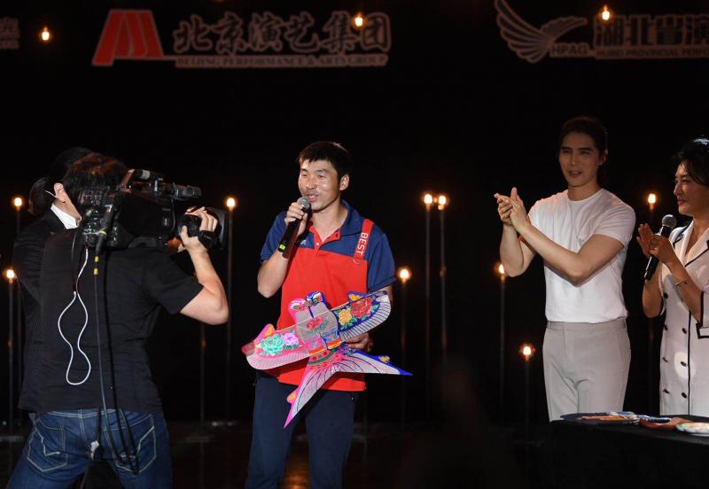 快递小哥现场演唱.jpg