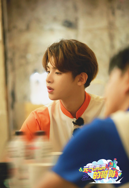 黄明昊.jpg