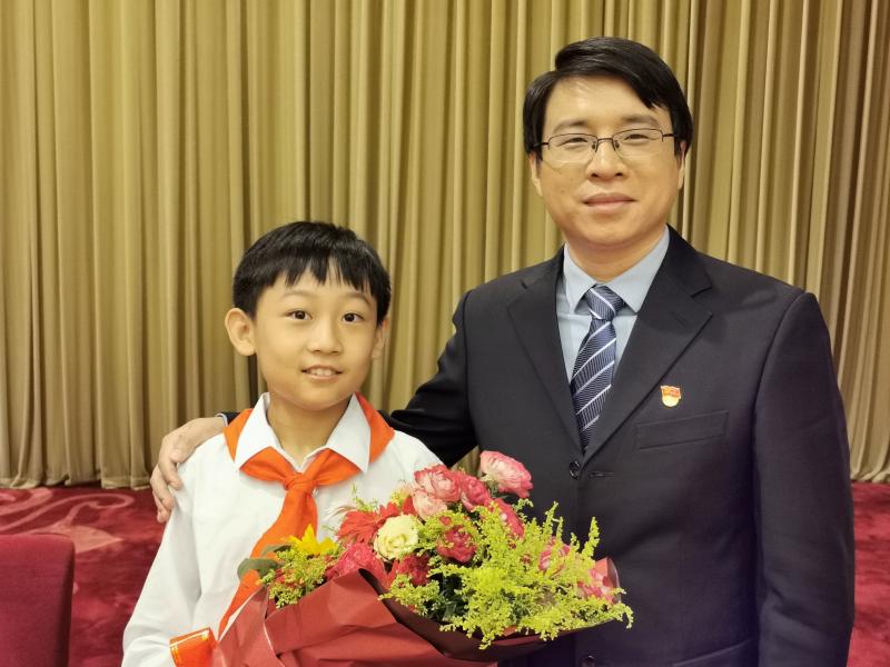 北京第一实验小学王岐岩为刘江宁献花 摄影_何骏飞.jpeg