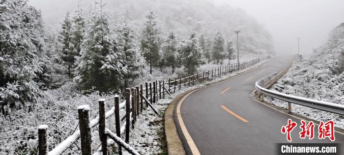 四川古蔺初雪悄然而至冰雪世界美轮美奂