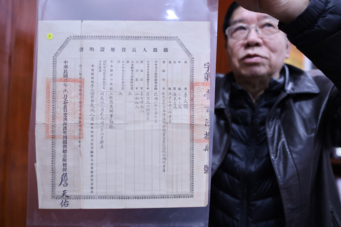 李志伟先生展示《证明书》.JPG