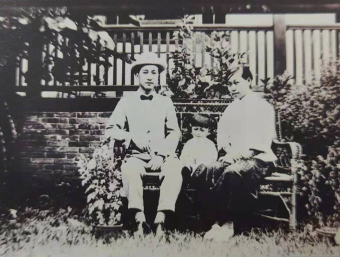 李文骥和家人在宜昌铁路花园住宅前 1926.jpg