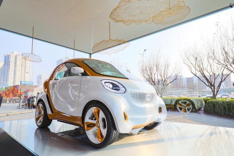 3. smart Concept Car 2011搭载全球第一款能够通过阳光产生能量的透光车顶.jpg