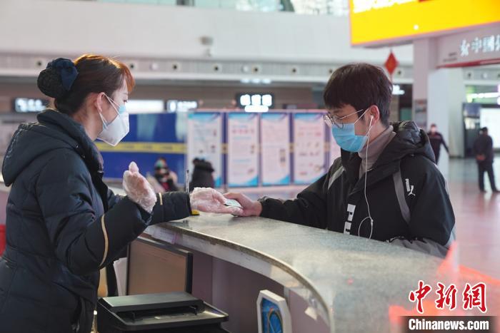 图为旅客正在向西宁火车站工作人员进行咨询。　张炜 摄