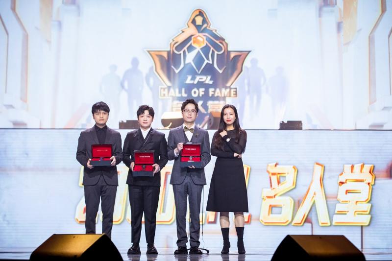 Roger Dubuis罗杰杜彼中国董事总经理胡可女士为三位名人堂加冕成员赠予定制款腕表.jpg