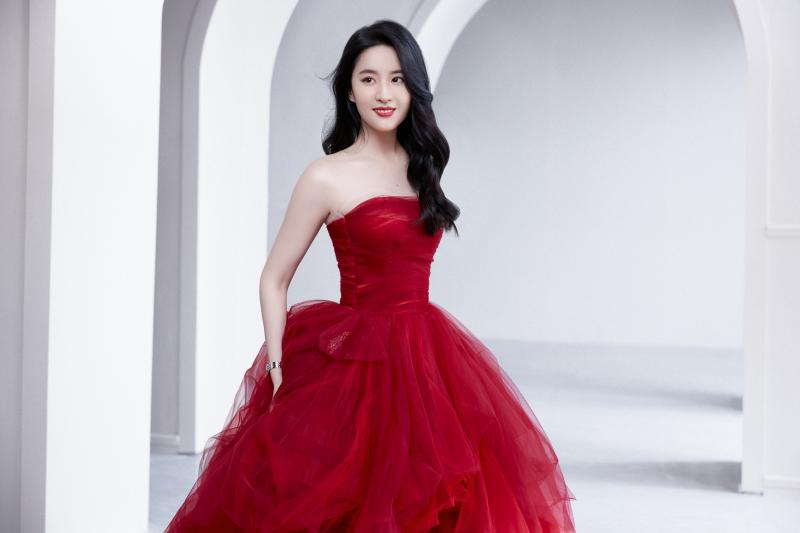 图9：刘亦菲诠释都市女性集浪漫与坚定于一身的自信风貌.jpg