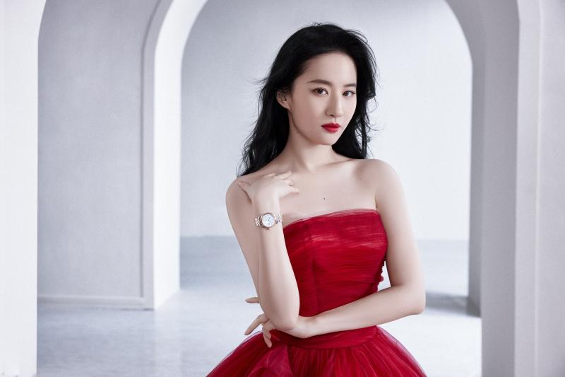 图10：刘亦菲诠释都市女性集浪漫与坚定于一身的自信风貌.jpg