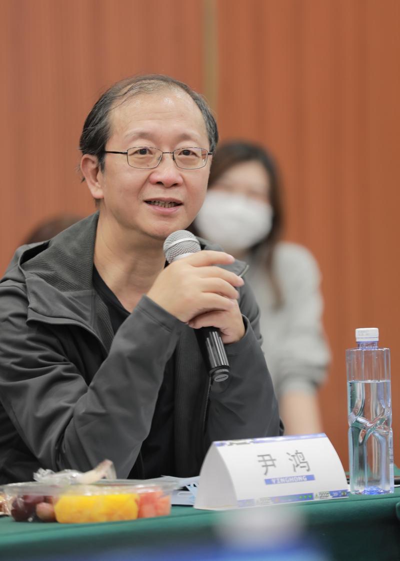 尹鸿.JPG