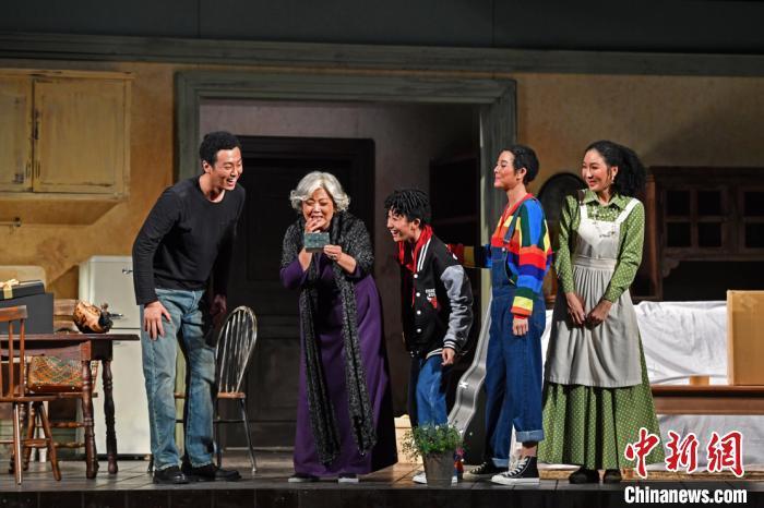 《阳光下的葡萄干》再演导演英达：喜剧需要不断打磨