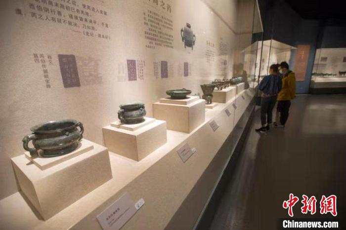 民众参观芮国出土文物展。　张云 摄