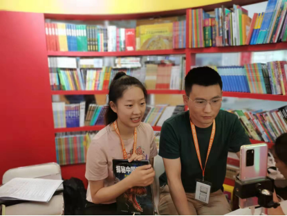 中少总社在北京图博会的展位直播促销童书.png
