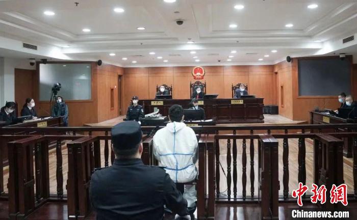 涉及被告人55名上海首起“情感挽回大师”诈骗案开庭