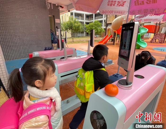 图为柳州市东环路幼儿园，学生“刷脸”入校。　林馨 摄