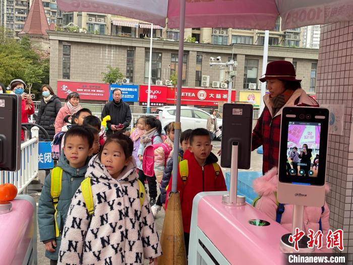 广西柳州公办学校“刷脸”进校保障学生安全