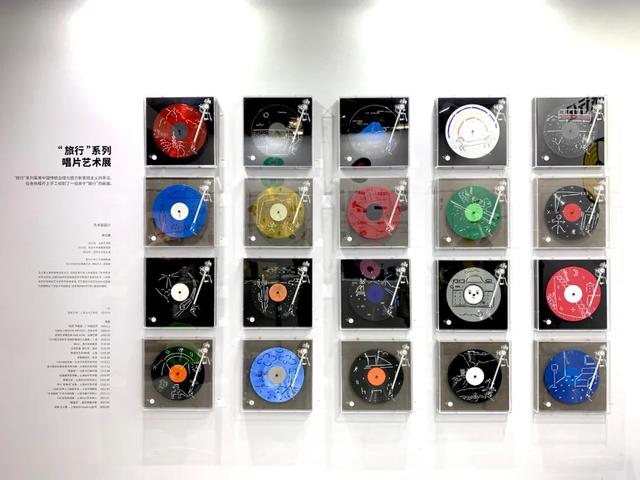 图23A，2021年，国产留声机品牌梵尼诗邀请青年艺术家李元素创作了以“旅行”为主题的艺术作品，以中国传统白描与西方新表现主义的手法，对废旧唱片进行再创造.jpeg