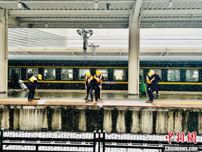 芜湖站及时扫除站台积雪。　姚驰 摄