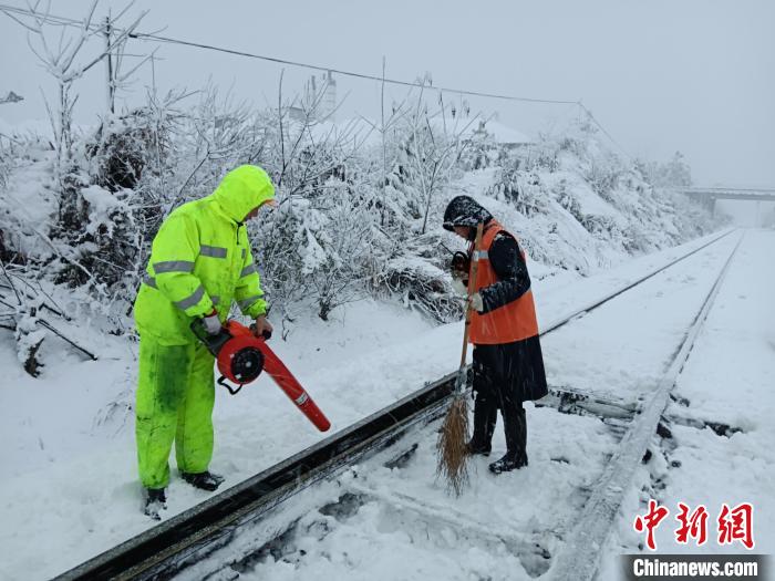 合肥工务段以雪为令，组织人员及时清除线路上的积雪，确保铁路安全畅通。　徐培 摄