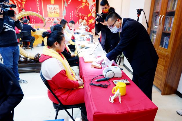 6-公证人员检查照片小图.JPG