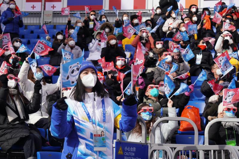 北京化工大学志愿者徐天然在国家高山滑雪中心观众看台带领观众营造氛围-20220207.jpg