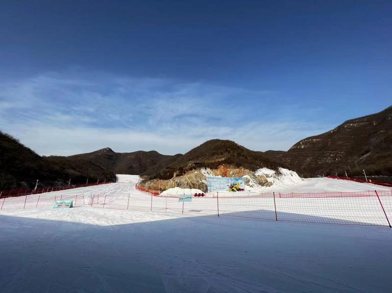 “今年，我们扩充了13000平方米场地，建造娱雪乐园，给亲子家庭和游客提供更完善的配套，实现一站式服务。”北京静之湖滑雪场副总经理王永才介绍，娱雪乐园设置雪地摩托、雪圈、雪地坦克等雪上项目，已于12月24日开放。