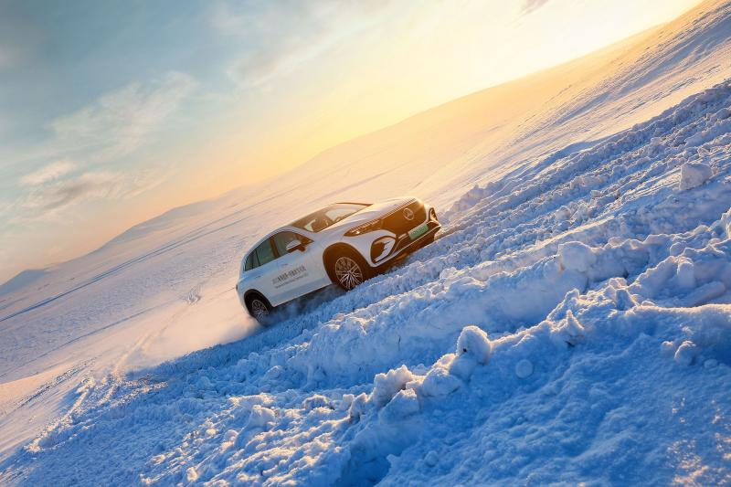 17.即将在中国市场上市的全新EQS纯电SUV挑战电动车冰雪越野的极限，以全场景出行实力演绎大型豪华纯电SUV的全能境界.jpg