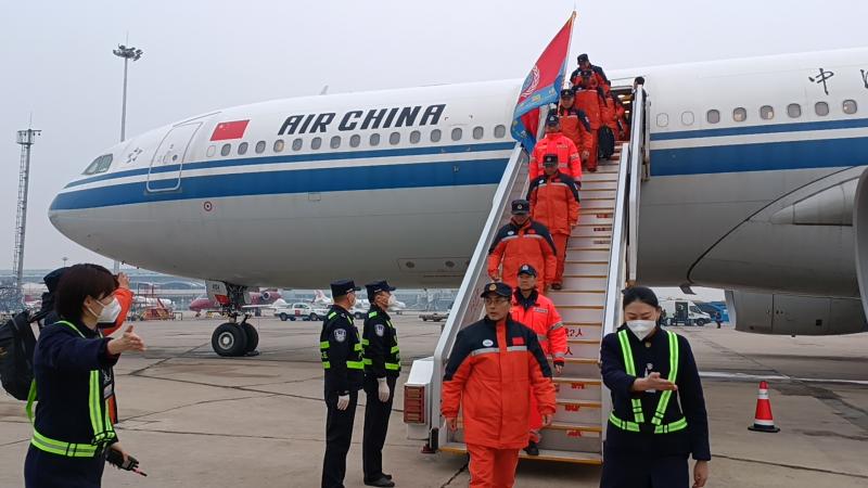 1. 2023年2月17日，国航派出包机接回在土耳其完成地震救援任务的中国救援队。(国航供图).jpg
