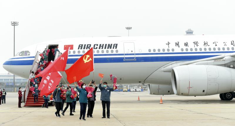 4. 2020年4月15日，国航迎接最后一批185名国家援鄂医疗队员返京。（国航供图）.JPG