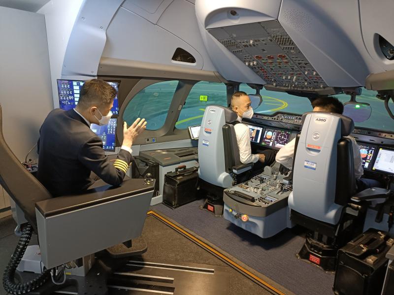 7. 国航飞行员在模拟机上开展飞行训练。（国航供图）.jpg