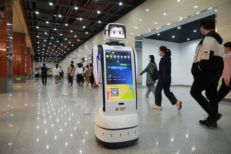 5、北京轨道交通首个车站智能服务机器人亮相京港地铁，为乘客提供出行服务.jpg