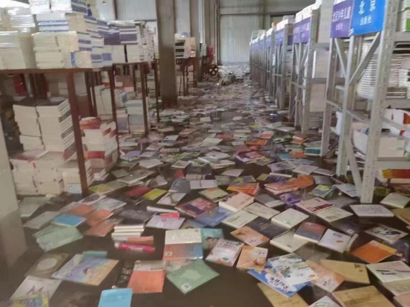 中图网总经理黄平面对库房被淹带领员工抢险1.jpg