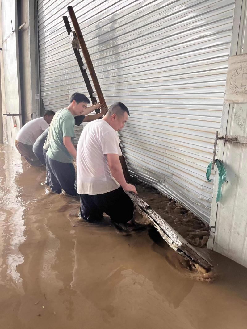 中图网总经理黄平面对库房被淹带领员工抢险3.jpg