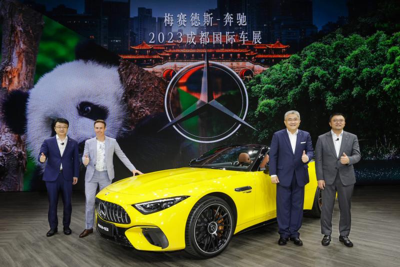  01.2023成都国际车展梅赛德斯-奔驰新闻发布会高层合影.jpg
