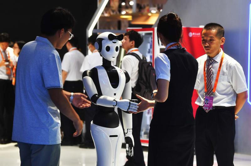 中国银行展区的机器人与人互动.JPG