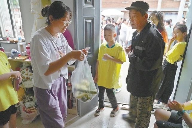 落坡岭社区居民为旅客提供食物.jpg