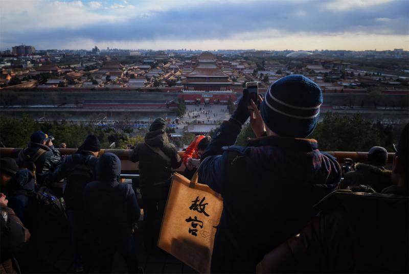 2015年12月2日，游客在景山万春亭俯瞰故宫。.jpg