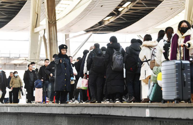 北京南站站台客运员在引导旅客上下车.JPG