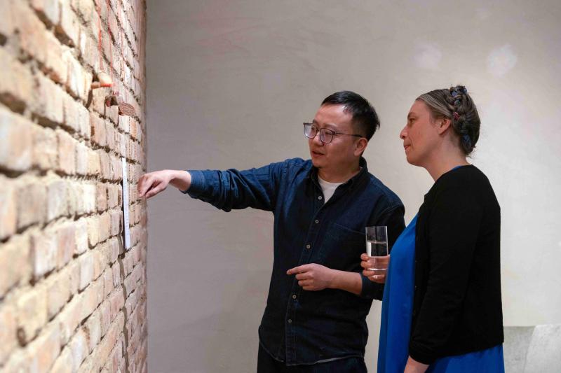 4、展览策展人、中央美术学院副教授刘骁（左一）与贾斯敏·马扎科夫（Jasmin Matzakow）Copyright ©️ Wanying Xie 谢婉滢.jpg