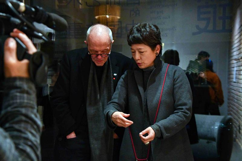 5、国际知名首饰艺术家奥托·昆兹利（Otto Künzli）（左一）与中央美术学院教授滕菲在展览现场交流Copyright ©️ Wanying Xie 谢婉滢.jpg