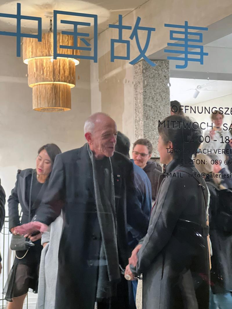 9、奥托·昆兹利（Otto Künzli）与滕菲在展览现场交流.jpg