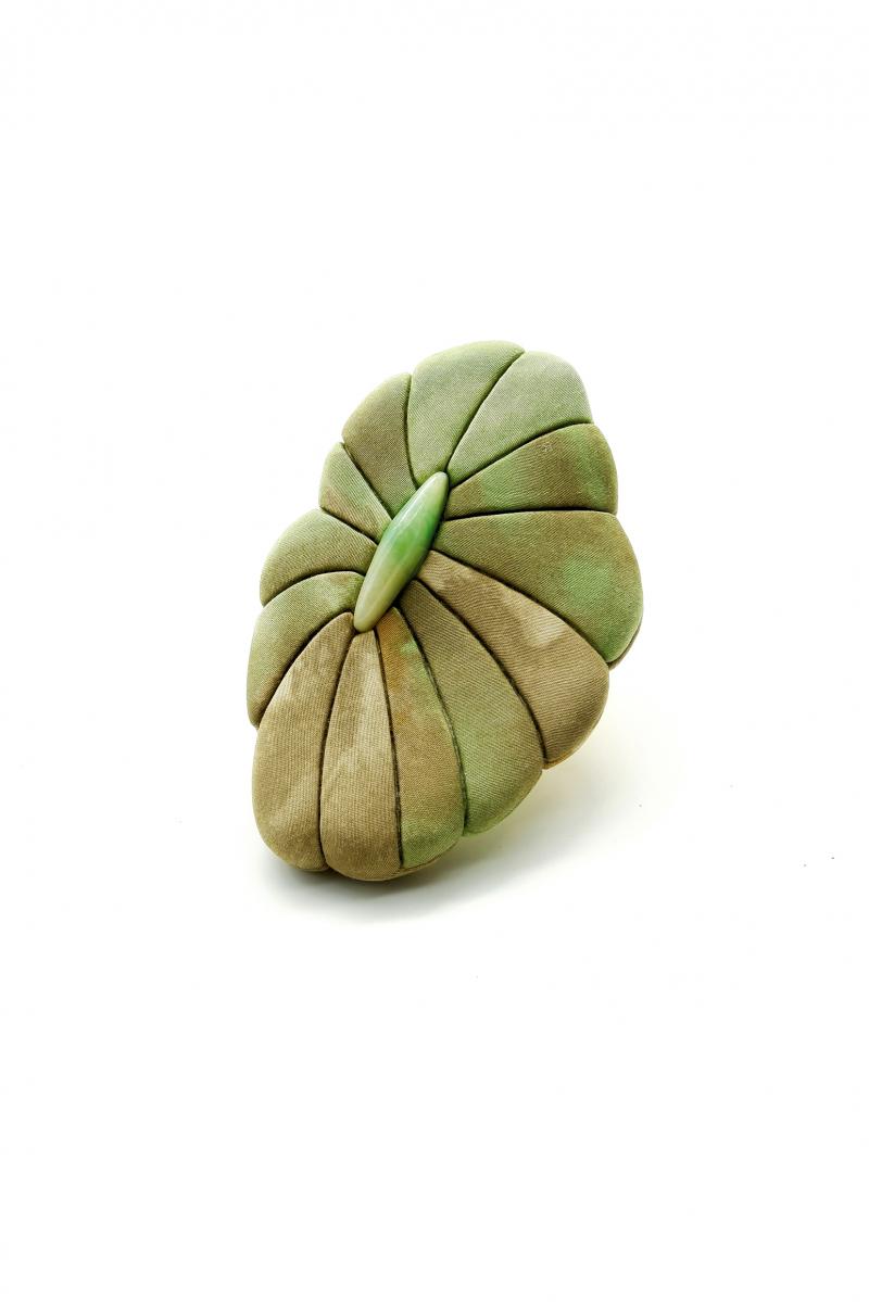 高雅桢《Daisy Turtle》聚酯纤维、木、玉、银、不锈钢 11.5×7.5×2cm 2024.jpg