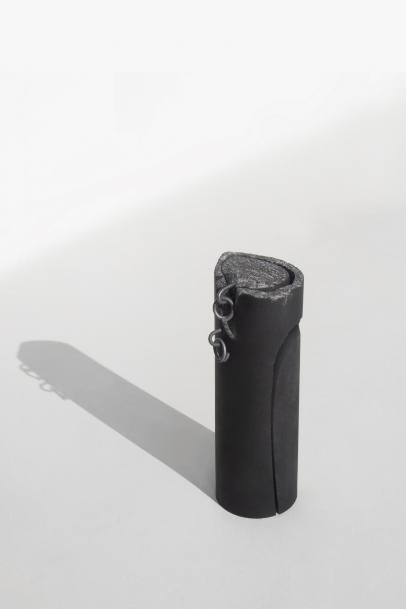 王叶《某石》 玄武岩、钛 10×3×4.4cm 2024.jpg